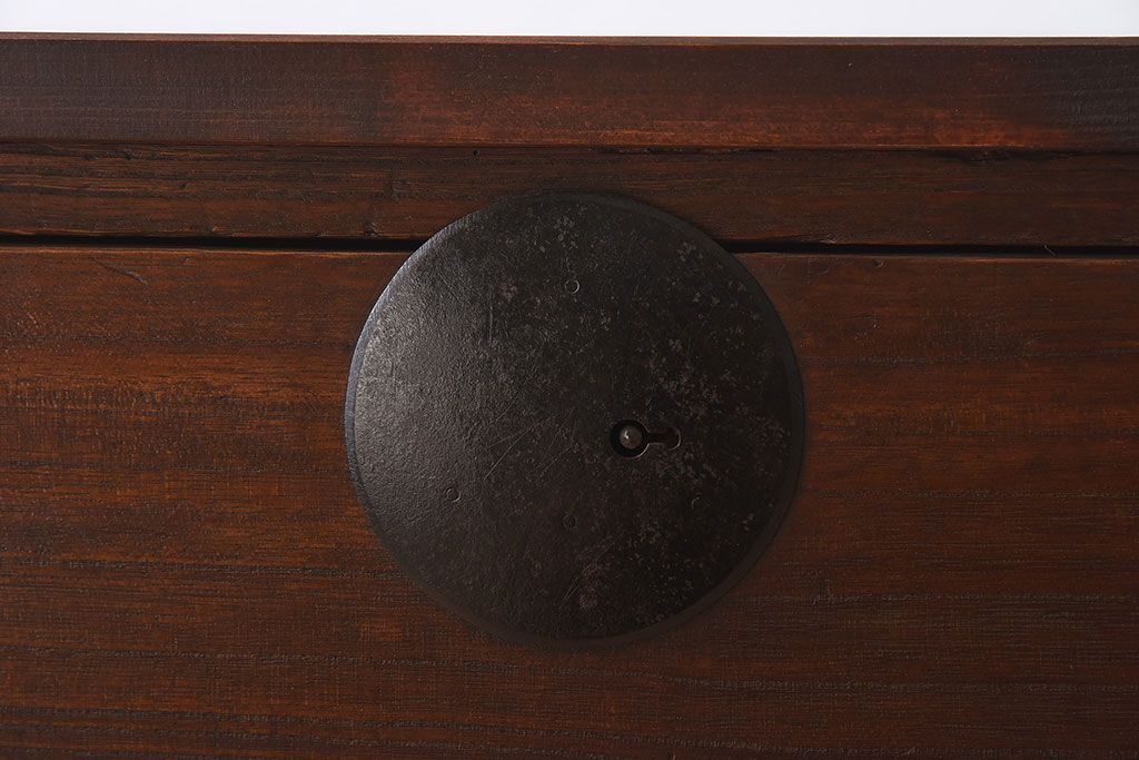 アンティーク家具　和製アンティーク　使い込まれた質感が味わい深い鉄脚付き衣装箪笥(ローボード)