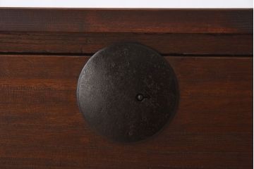 アンティーク家具　和製アンティーク　使い込まれた質感が味わい深い鉄脚付き衣装箪笥(ローボード)