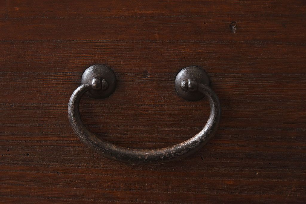 アンティーク家具　和製アンティーク　使い込まれた質感が味わい深い鉄脚付き衣装箪笥(ローボード)