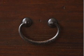 アンティーク家具　和製アンティーク　使い込まれた質感が味わい深い鉄脚付き衣装箪笥(ローボード)