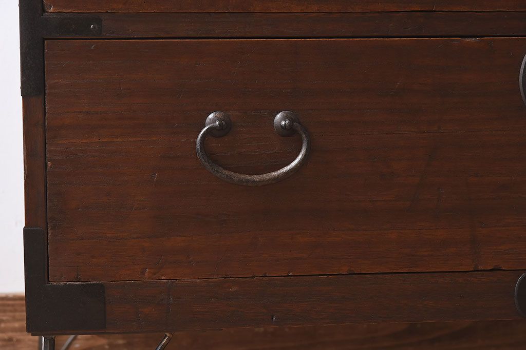 アンティーク家具　和製アンティーク　使い込まれた質感が味わい深い鉄脚付き衣装箪笥(ローボード)