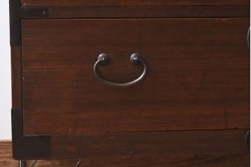 アンティーク家具　和製アンティーク　使い込まれた質感が味わい深い鉄脚付き衣装箪笥(ローボード)