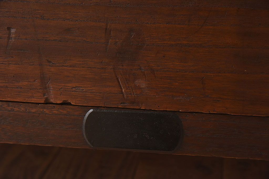 アンティーク家具　和製アンティーク　使い込まれた質感が味わい深い鉄脚付き衣装箪笥(ローボード)