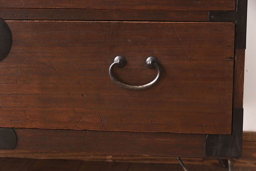 アンティーク家具　和製アンティーク　使い込まれた質感が味わい深い鉄脚付き衣装箪笥(ローボード)