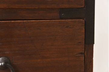 アンティーク家具　和製アンティーク　使い込まれた質感が味わい深い鉄脚付き衣装箪笥(ローボード)