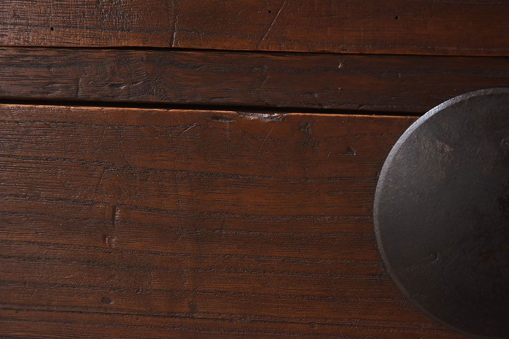 アンティーク家具　和製アンティーク　使い込まれた質感が味わい深い鉄脚付き衣装箪笥(ローボード)