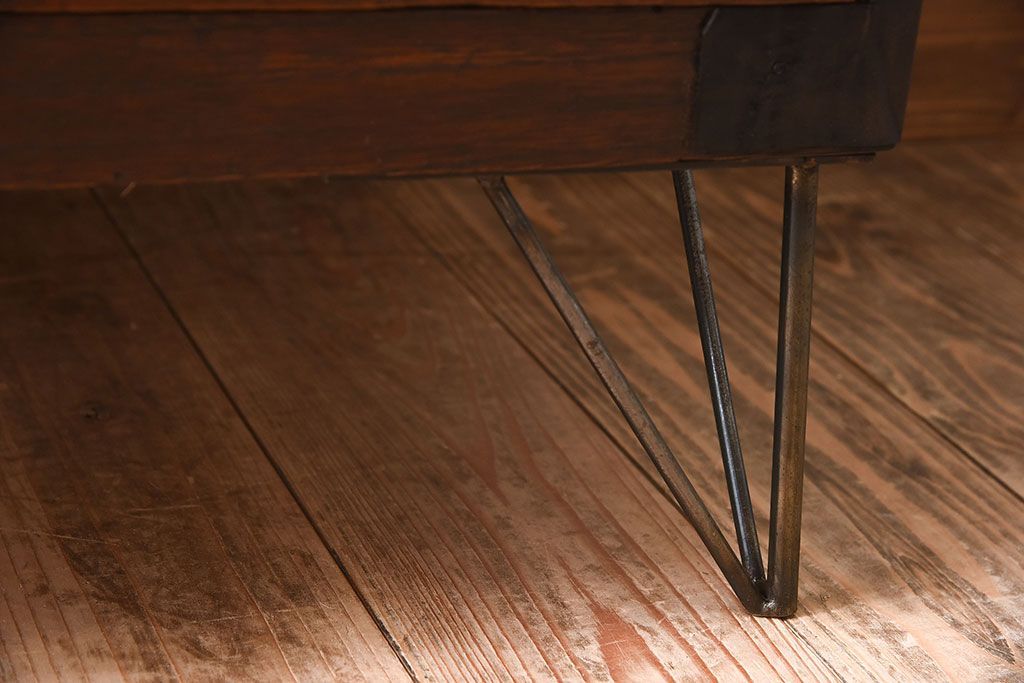 アンティーク家具　和製アンティーク　使い込まれた質感が味わい深い鉄脚付き衣装箪笥(ローボード)