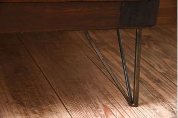 アンティーク家具　和製アンティーク　使い込まれた質感が味わい深い鉄脚付き衣装箪笥(ローボード)