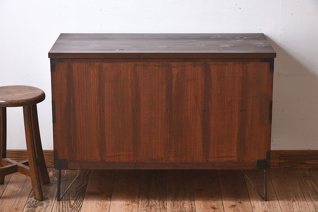 アンティーク家具　和製アンティーク　使い込まれた質感が味わい深い鉄脚付き衣装箪笥(ローボード)