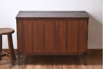 アンティーク家具　和製アンティーク　使い込まれた質感が味わい深い鉄脚付き衣装箪笥(ローボード)