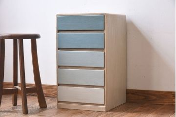 当店ペイント家具　引き出しのカラーが可愛らしい小引き出し
