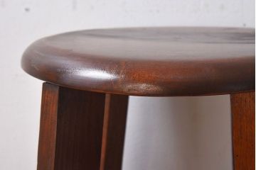 レトロ家具　昭和レトロ　落ち着きのある木の質感が味わい深い丸型スツール(椅子、チェア)