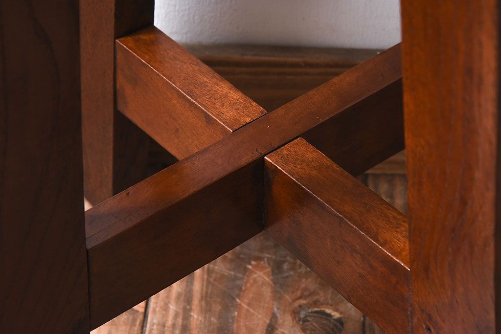 レトロ家具　昭和レトロ　落ち着きのある木の質感が味わい深い丸型スツール(椅子、チェア)