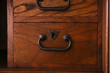 アンティーク家具　和製アンティーク　上手物!前面総欅材の重厚な収納箪笥(水屋箪笥、サイドボード、サイドキャビネット)