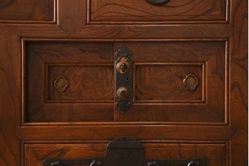 アンティーク家具　和製アンティーク　上手物!前面総欅材の重厚な収納箪笥(水屋箪笥、サイドボード、サイドキャビネット)