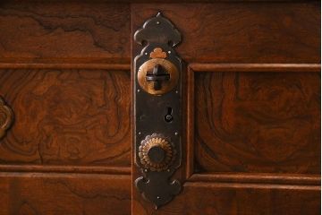 アンティーク家具　和製アンティーク　上手物!前面総欅材の重厚な収納箪笥(水屋箪笥、サイドボード、サイドキャビネット)