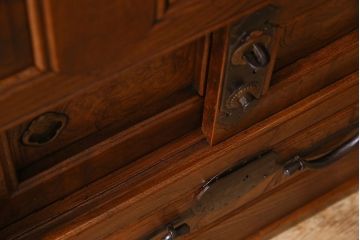 アンティーク家具　和製アンティーク　上手物!前面総欅材の重厚な収納箪笥(水屋箪笥、サイドボード、サイドキャビネット)
