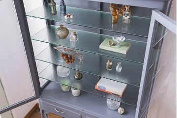 ペイント家具　落ちつきのあるカラーのケビント(ガラスケース、デンタルケース)