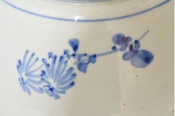 アンティーク雑貨　大正〜昭和期　染付　繊細な絵柄が美しい陶磁器の手水鉢