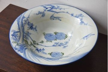 アンティーク雑貨　大正〜昭和期　染付　繊細な絵柄が美しい陶磁器の手水鉢