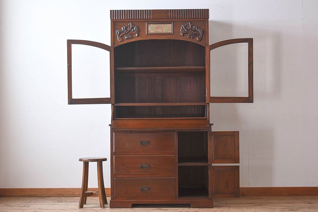 大正ロマン　彫刻が美しい豪華な面持ちの収納棚(戸棚、ライティングキャビネット)