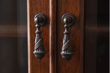 大正ロマン　彫刻が美しい豪華な面持ちの収納棚(戸棚、ライティングキャビネット)