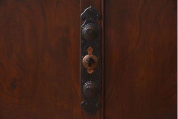 明治大正期　前面ケヤキ材　太い框が印象的な上手物のサイドボード(サイドキャビネット)