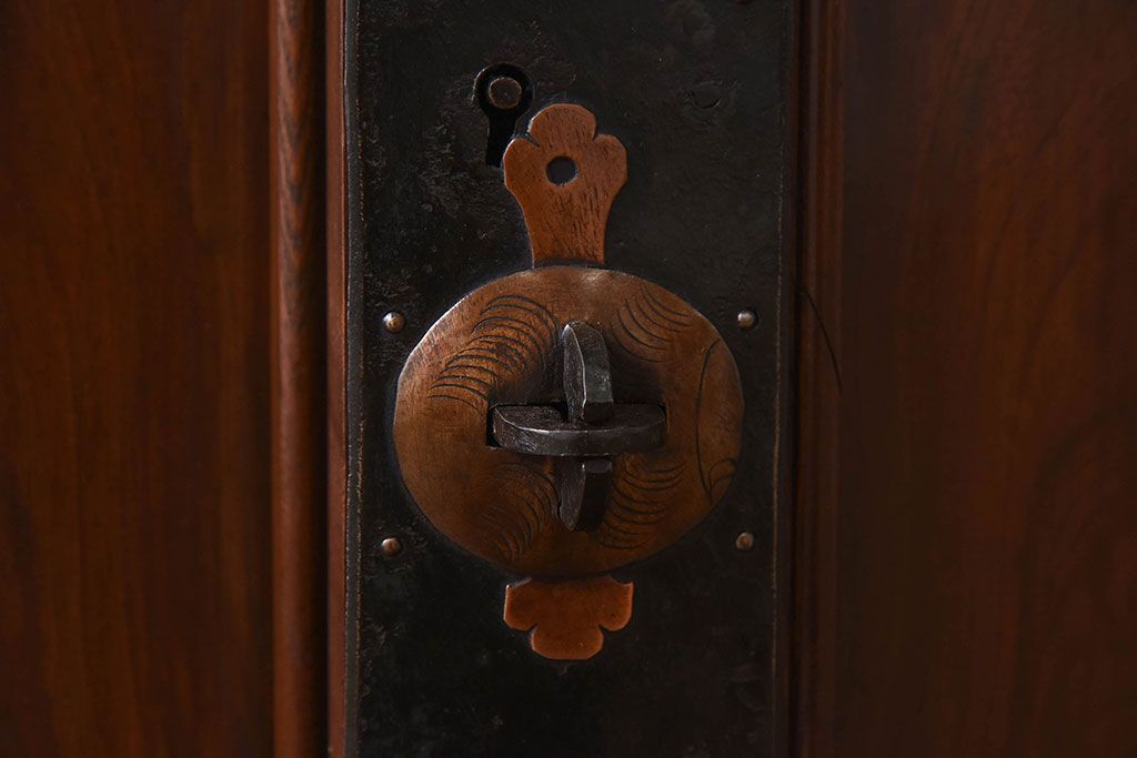 明治大正期　前面ケヤキ材　太い框が印象的な上手物のサイドボード(サイドキャビネット)