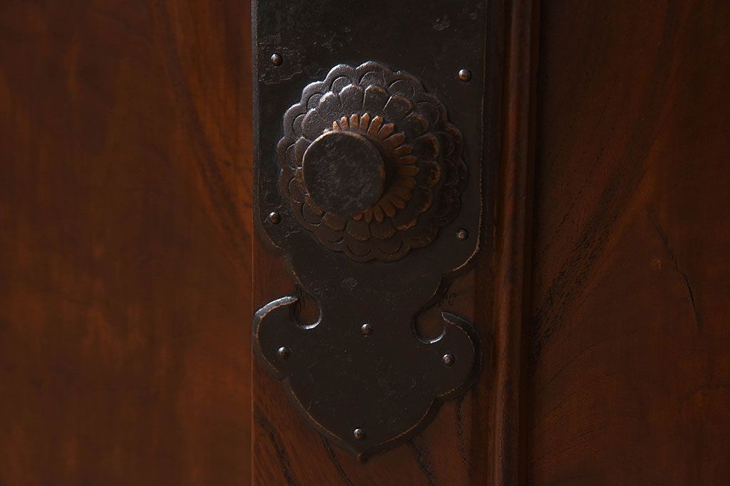 明治大正期　前面ケヤキ材　太い框が印象的な上手物のサイドボード(サイドキャビネット)