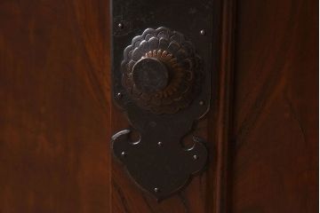 明治大正期　前面ケヤキ材　太い框が印象的な上手物のサイドボード(サイドキャビネット)