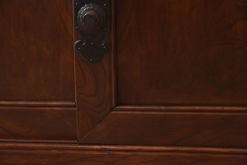 明治大正期　前面ケヤキ材　太い框が印象的な上手物のサイドボード(サイドキャビネット)