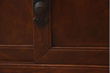 明治大正期　前面ケヤキ材　太い框が印象的な上手物のサイドボード(サイドキャビネット)