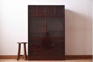 アンティーク家具　和製アンティーク　前面欅材　美しい漆が魅力的な高級な茶箪笥(茶棚、食器棚)