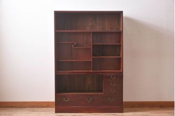 アンティーク家具　和製アンティーク　前面欅材　美しい漆が魅力的な高級な茶箪笥(茶棚、食器棚)