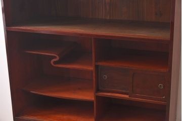 アンティーク家具　和製アンティーク　前面欅材　美しい漆が魅力的な高級な茶箪笥(茶棚、食器棚)