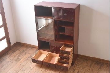 アンティーク家具　和製アンティーク　前面欅材　美しい漆が魅力的な高級な茶箪笥(茶棚、食器棚)
