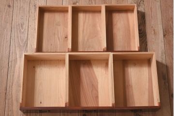 アンティーク家具　和製アンティーク　前面欅材　美しい漆が魅力的な高級な茶箪笥(茶棚、食器棚)