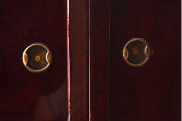 アンティーク家具　和製アンティーク　前面欅材　美しい漆が魅力的な高級な茶箪笥(茶棚、食器棚)