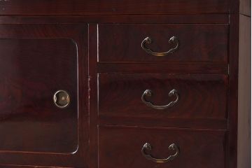 アンティーク家具　和製アンティーク　前面欅材　美しい漆が魅力的な高級な茶箪笥(茶棚、食器棚)