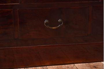 アンティーク家具　和製アンティーク　前面欅材　美しい漆が魅力的な高級な茶箪笥(茶棚、食器棚)