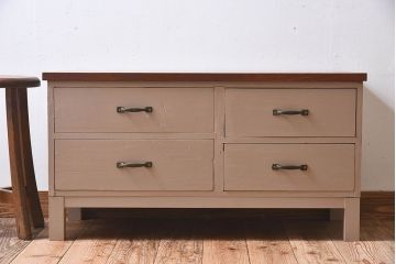 アンティーク家具　ペイントカラーと木のコントラストが素敵なローチェスト(ローボード)