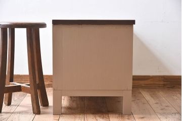 アンティーク家具　ペイントカラーと木のコントラストが素敵なローチェスト(ローボード)