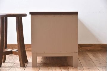 アンティーク家具　ペイントカラーと木のコントラストが素敵なローチェスト(ローボード)