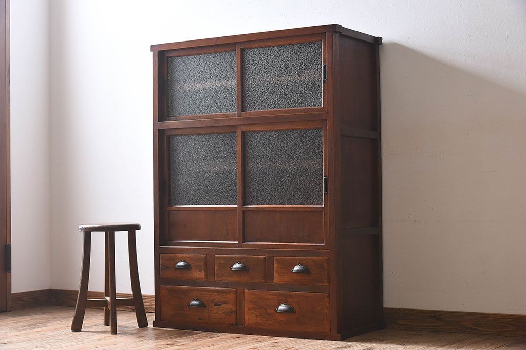 アンティーク家具　和製アンティーク　ダイヤガラス入り!古い木の質感が味わい深い収納棚(食器棚、戸棚)