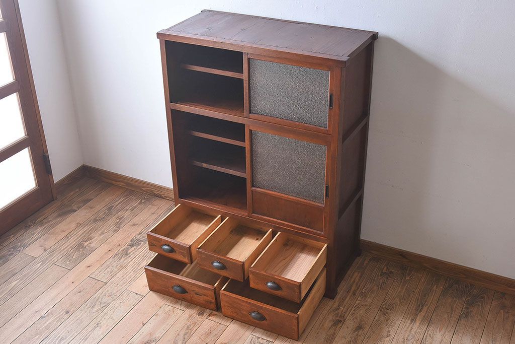 アンティーク家具　和製アンティーク　ダイヤガラス入り!古い木の質感が味わい深い収納棚(食器棚、戸棚)