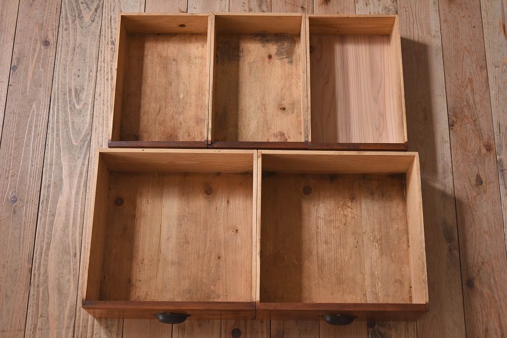 アンティーク家具　和製アンティーク　ダイヤガラス入り!古い木の質感が味わい深い収納棚(食器棚、戸棚)