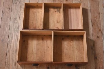 アンティーク家具　和製アンティーク　ダイヤガラス入り!古い木の質感が味わい深い収納棚(食器棚、戸棚)