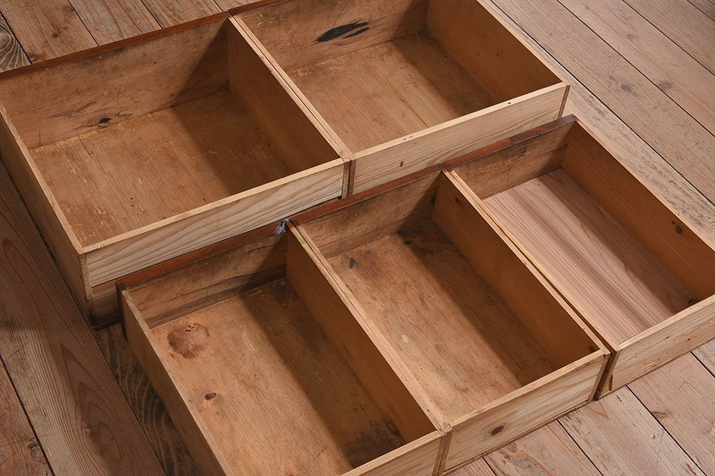 アンティーク家具　和製アンティーク　ダイヤガラス入り!古い木の質感が味わい深い収納棚(食器棚、戸棚)