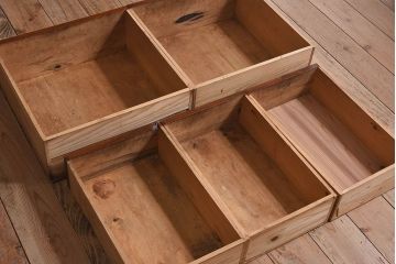 アンティーク家具　和製アンティーク　ダイヤガラス入り!古い木の質感が味わい深い収納棚(食器棚、戸棚)