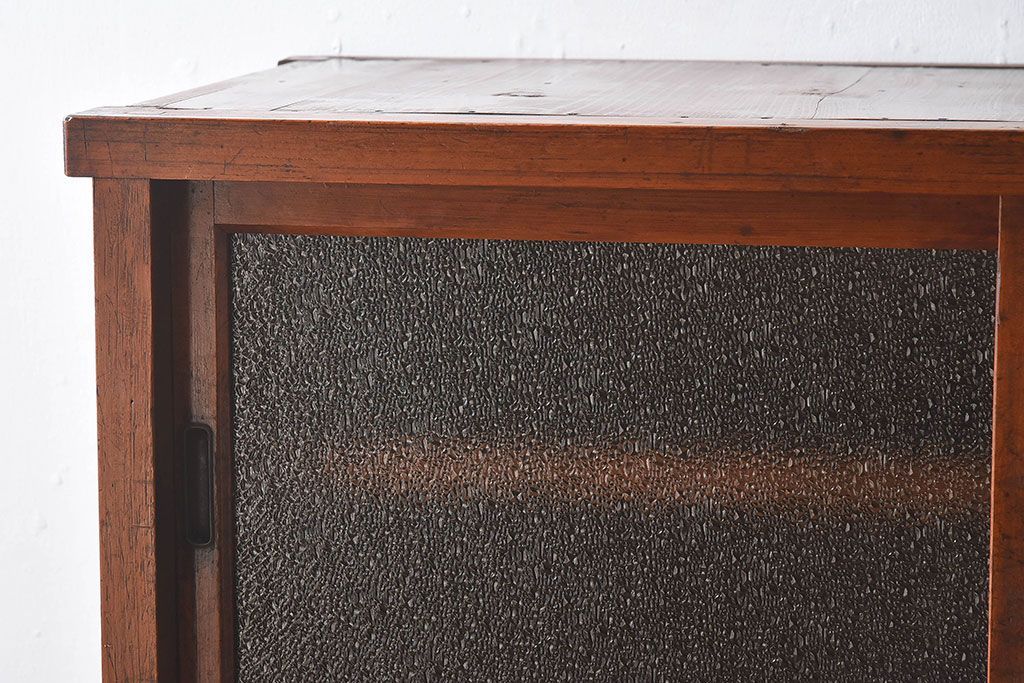 アンティーク家具　和製アンティーク　ダイヤガラス入り!古い木の質感が味わい深い収納棚(食器棚、戸棚)